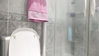 Tight white ass rubbing against glass in solo shower session then pisses hard