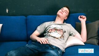 Muscular twink Ethan O stuffed his toy stuffed ass and blew his load