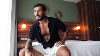 Muscle stud jerks straight jeus raw to emotional cumshot during hairy handjob