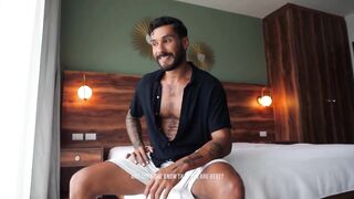 Muscle stud jerks straight jeus raw to emotional cumshot during hairy handjob