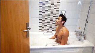 Bath time with my Spanish mate ruined by big muscle body worship