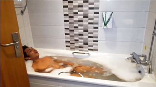 Bath time with my Spanish mate ruined by big muscle body worship