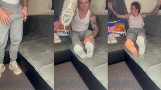 Straight Gym Guy's Muscles and Sweaty Feet Gets him Jerking Off