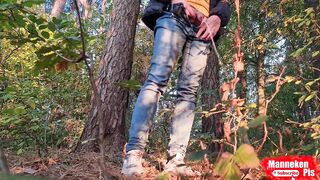 Long steaming twink pissing in gay forest under jeans
