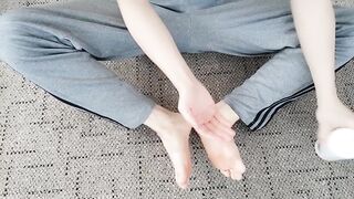 Twink’s oil slicked feet get the massage he craves till his toes glisten