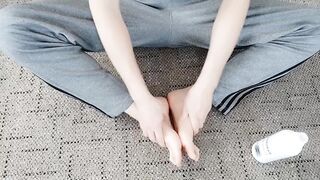 Twink’s oil slicked feet get the massage he craves till his toes glisten