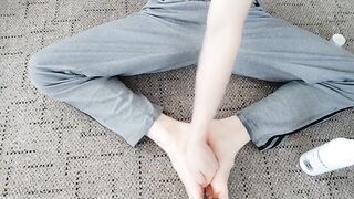 Twink’s oil slicked feet get the massage he craves till his toes glisten