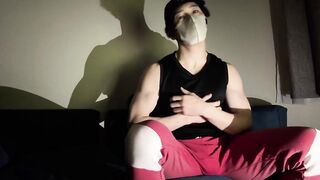 Muscle jock gushes thick ropes after solo workout session