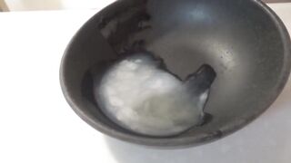禁欲直後のドロドロ精子をオタマにぶっかけ射精 変態が精子の粘液質を楽しむ