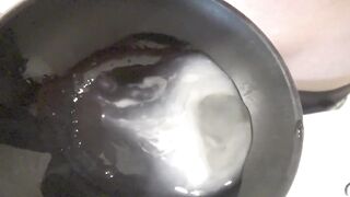 禁欲直後のドロドロ精子をオタマにぶっかけ射精 変態が精子の粘液質を楽しむ
