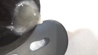 禁欲直後のドロドロ精子をオタマにぶっかけ射精 変態が精子の粘液質を楽しむ